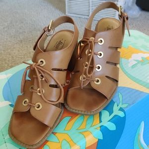 Bass leather brown laced up chunk heels